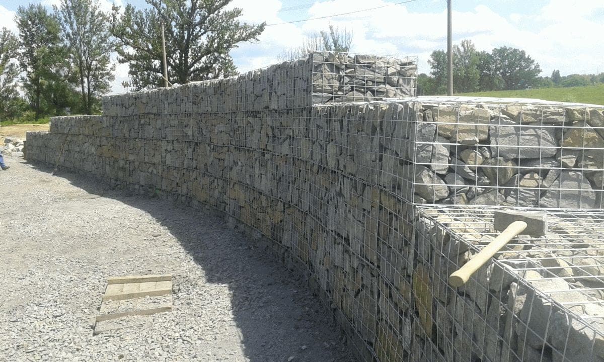 Betonáže, zemní práce a kanalizace